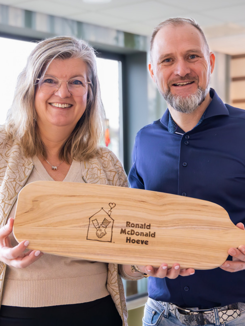 Plank met logo Ronald McDonald Hoeve